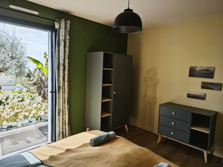 საძინებელი საწოლით 160 სართულზე