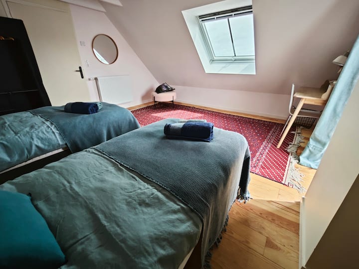 საძინებლის იატაკი , 2 საწოლი 90 $ -ად, სამუშაო მაგიდა