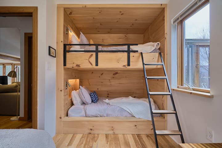 位于一楼的第二间卧室，配有定制的双层床（双人床）。每张床都配备了一个小隔间，可放置您的物品、一个小阅读灯和一个为手机充电的插头！我们什么都想到了: -)