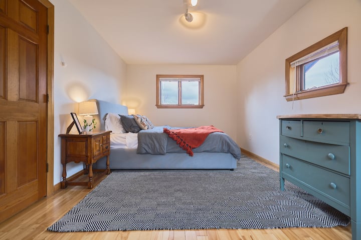 楼上的第二间卧室。标准双人床，配有新的舒适床垫。 