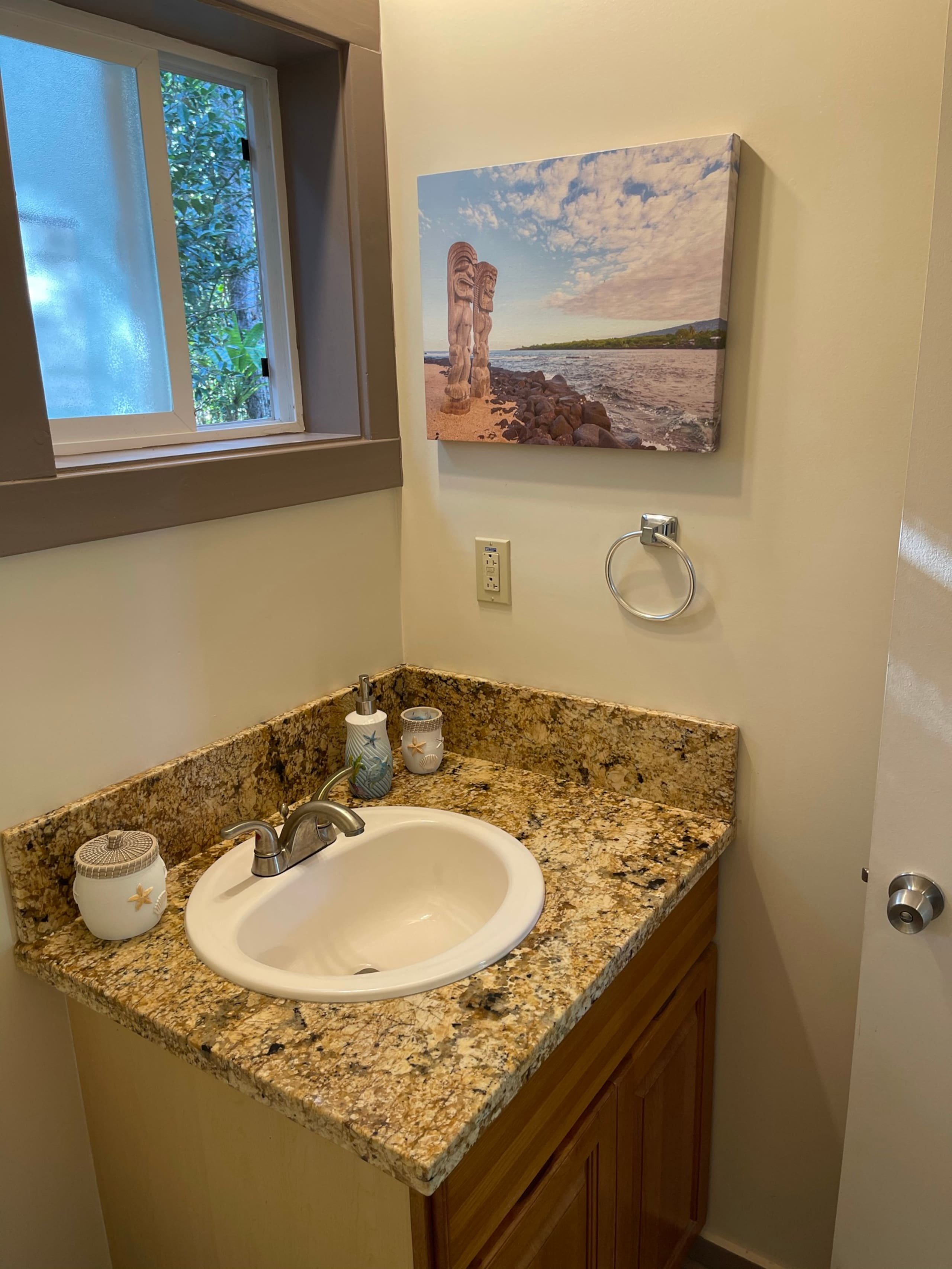 Condo in Hilo · ★4.94 · 1 bedroom · 2 beds · 1 private bath - Image 9