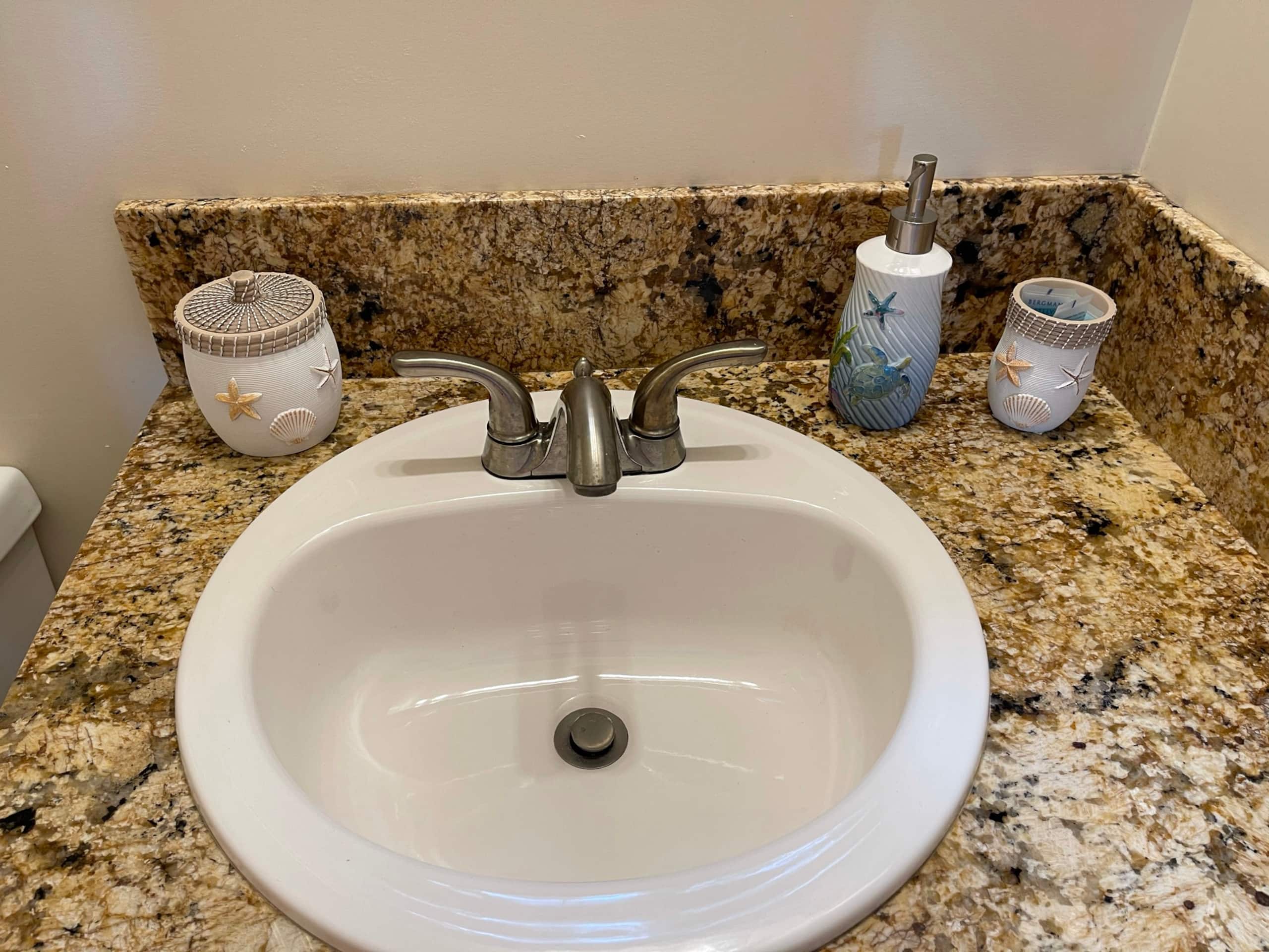 Condo in Hilo · ★4.94 · 1 bedroom · 2 beds · 1 private bath - Image 7