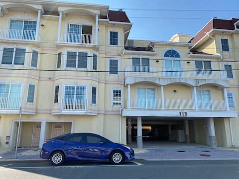 Entire Townhouse  2 blocks to Beach, 4 bedrooms