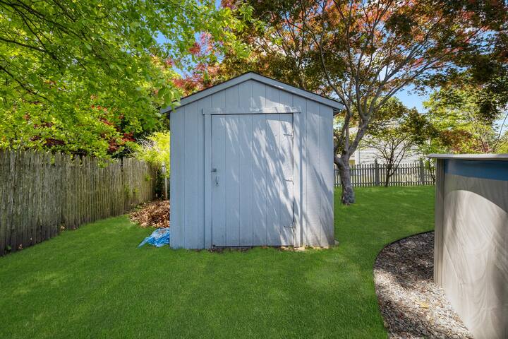 Stunning 4-5bdrm home Close to Beaches! gallery image 4