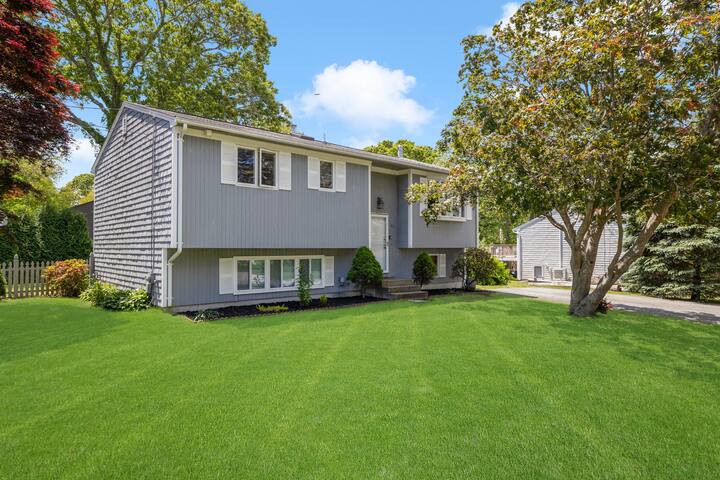 Stunning 4-5bdrm home Close to Beaches! gallery image 5