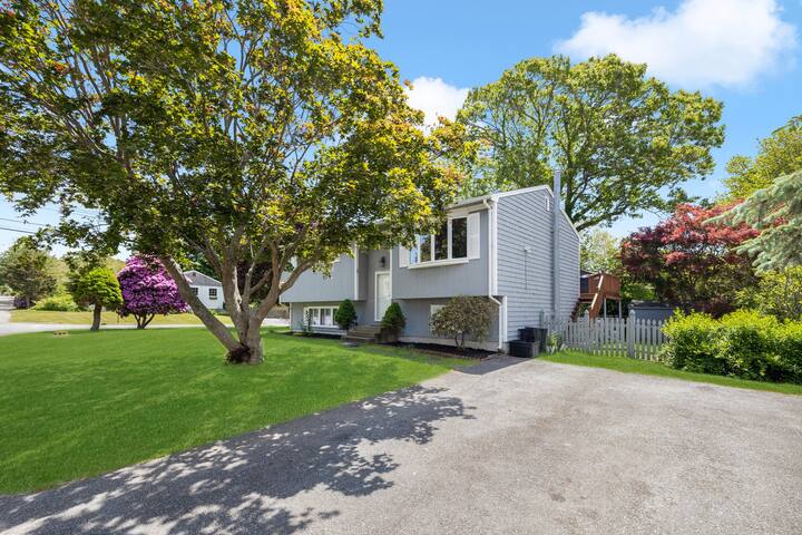 Stunning 4-5bdrm home Close to Beaches! gallery image 3