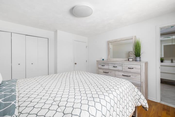 Stunning 4-5bdrm home Close to Beaches! gallery image 2