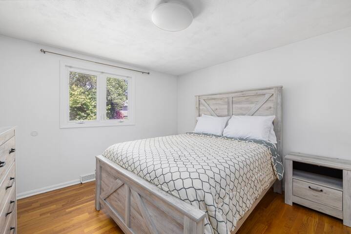 Stunning 4-5bdrm home Close to Beaches!