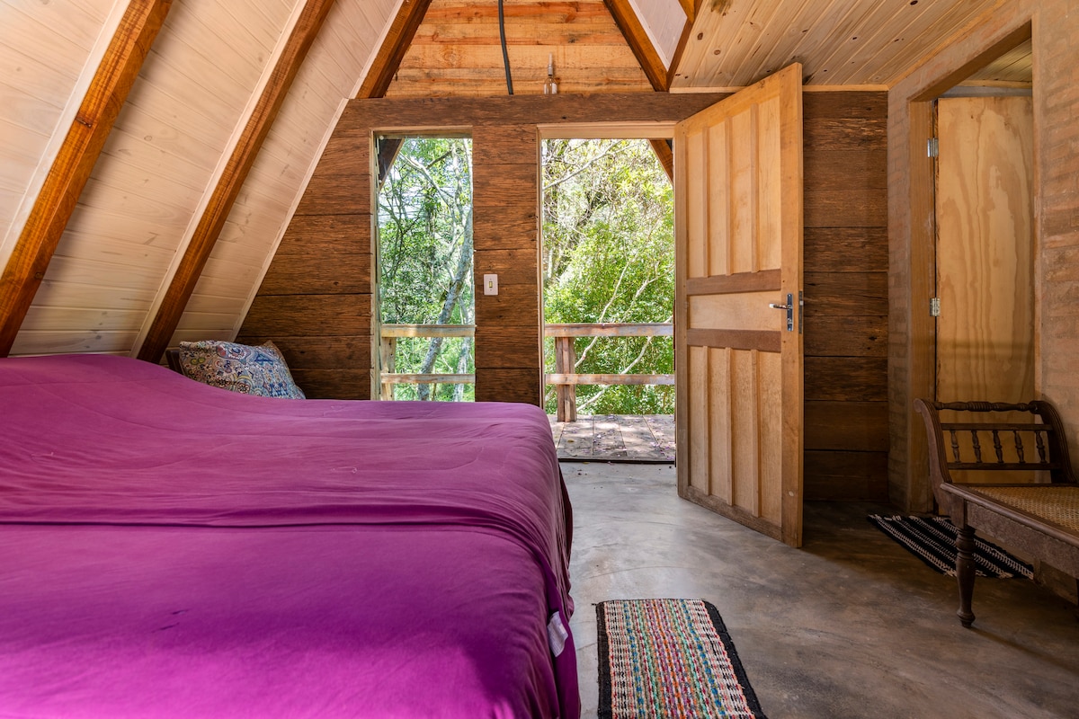 Cama doble con canapé Queen. En el chalet, también hay 1 cama nido individual. 