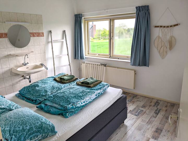 Spálňa 1 s manželskou posteľou. 