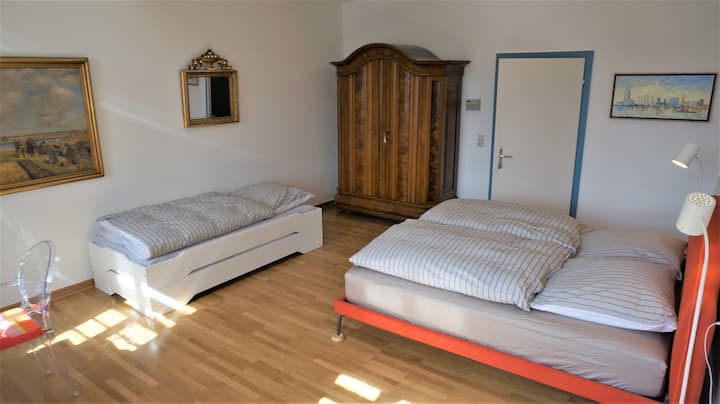 Zweites Schlafzimmer für bis zu vier Personen im Erdgeschoss // Zweites Schlafzimmer für bis zu vier Personen im Erdgeschoss // Zweites Schlafzimmer, das bis zu vier Personen im Erdgeschoss beherbergen kann