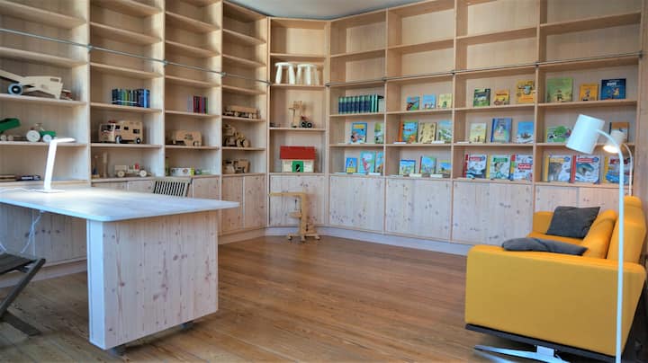 Spielzimmer mit Kinder-Bibliothek und Schlafsofa für zwei (OG) // ห้องเด็กเล่นพร้อมเตียงโซฟาสำหรับสองคน (ชั้นบน) // ห้องเล่นเกมพร้อมโซฟาเบดสำหรับสองคน (ชั้นบน)