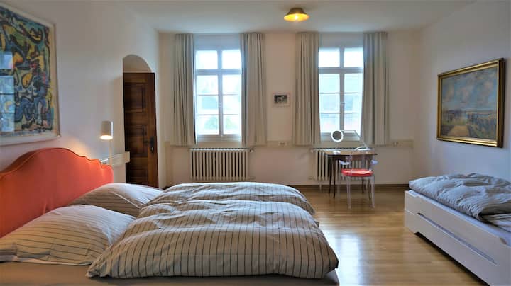 Zweites Schlafzimmer für bis zu vier Personen im Erdgeschoss // ห้องนอนที่สองสำหรับสี่คนที่ชั้นล่าง // ห้องนอนที่สองที่สามารถรองรับได้สูงสุด 4 คนที่ชั้นล่าง