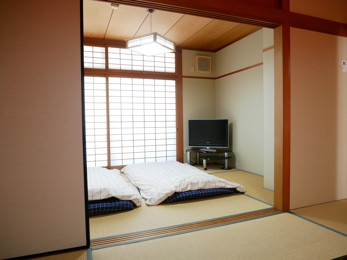 Japanese-style "TATAMI" Room 2 ( with Japanese "FUTON" mattresses )