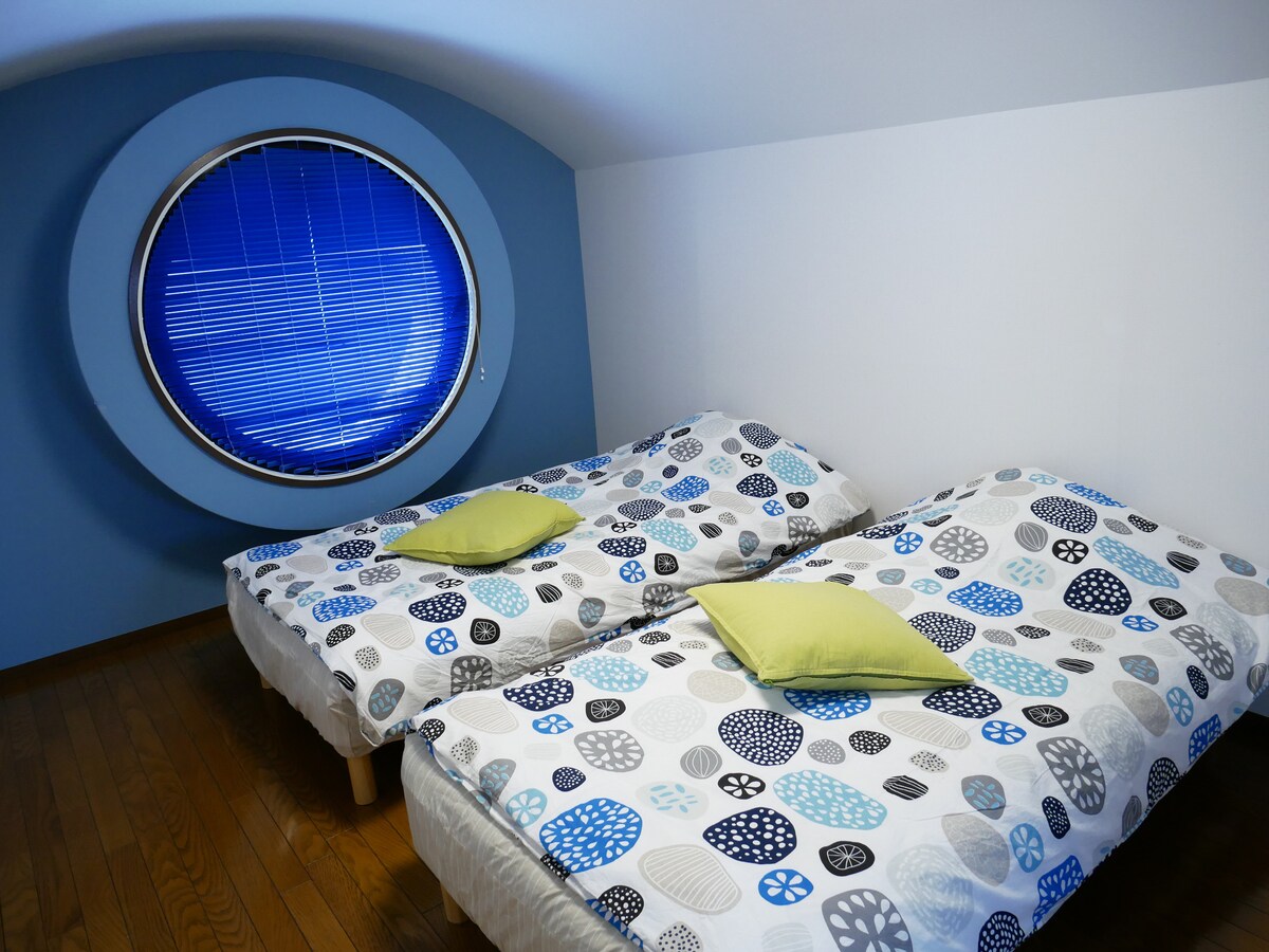 Bed Room 1 (2 single beds)