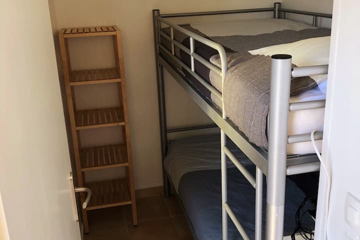 אזור הבקתה עם מיטות קומתיים