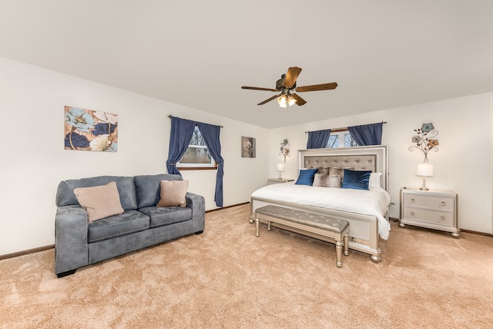 Ďalšia priestranná spálňa – táto spálňa má manželskú posteľ, gauč a inteligentný televízor.
