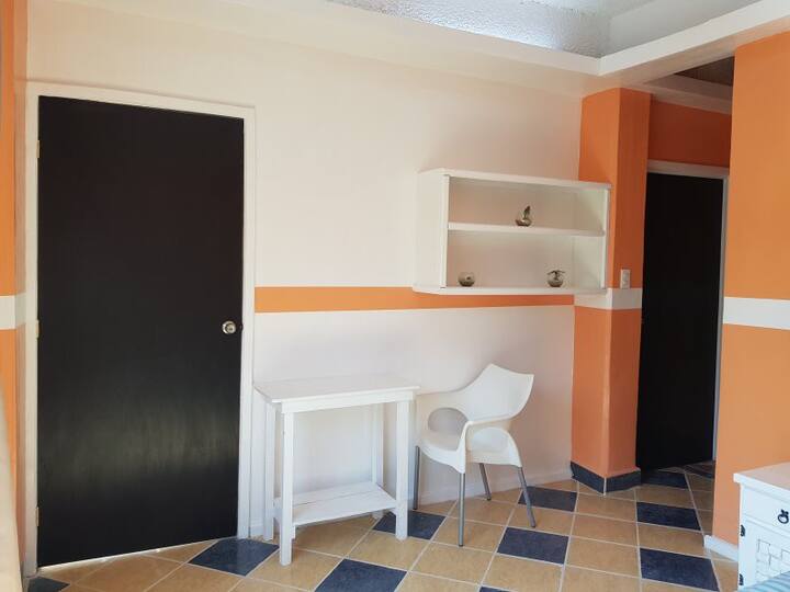 Წიგნების კარადა, სამუშაო მაგიდა სიმძლავრის კონტაქტით ლეპტოპ-კომპიუტერის დასაკავშირებლად