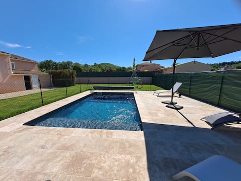 Cottage renovated in 2021 with a private heated pool