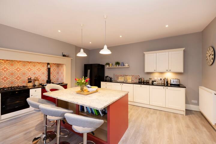 Central City 2-storey 3-Bed Flat at Drummond Place gallery image 4