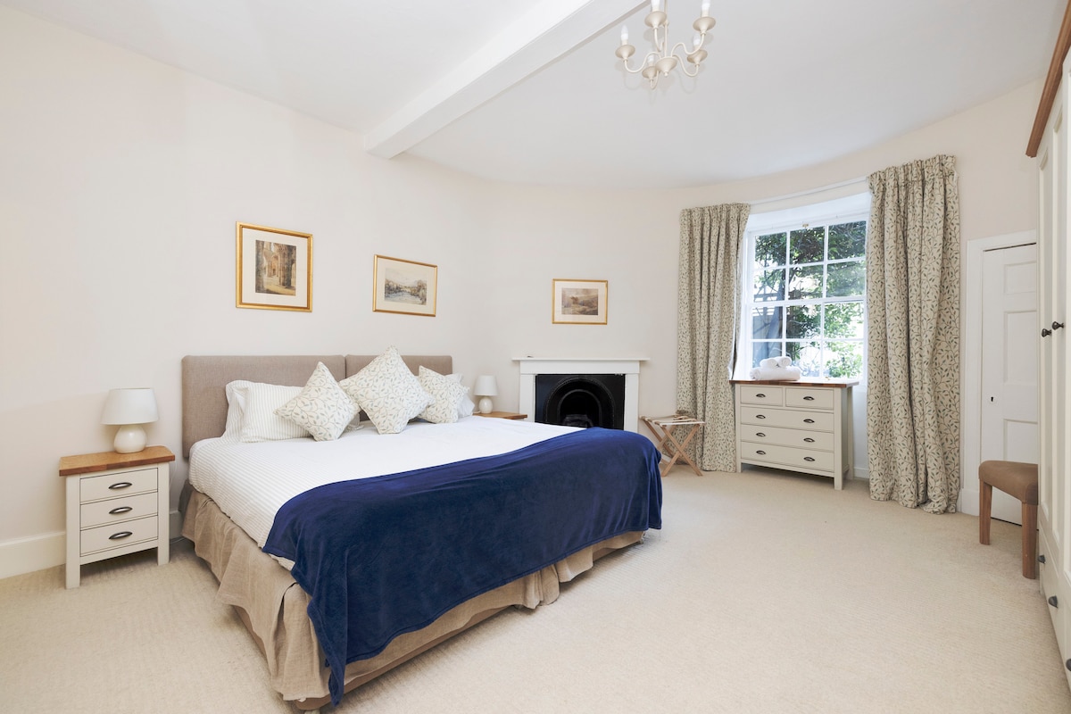 חדר שינה 1 - חדר שינה ראשי מרווח עם אח וחדר מקלחת צמוד