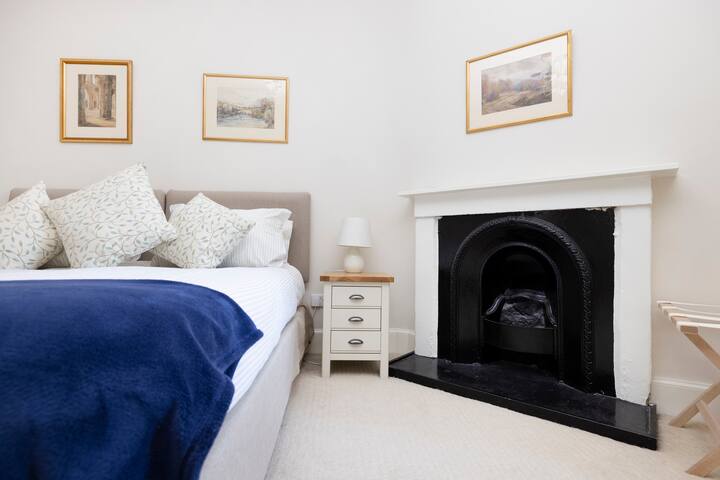 Central City 2-storey 3-Bed Flat at Drummond Place gallery image 2