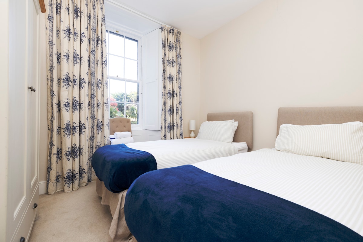 חדר שינה 3 -2 מיטות יחיד