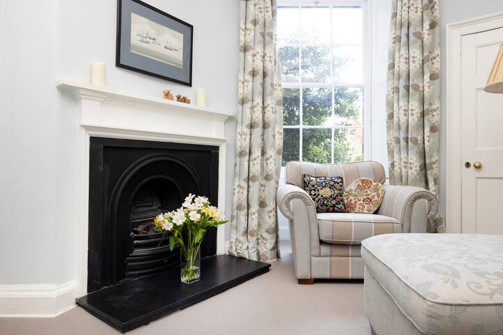 Central City 2-storey 3-Bed Flat at Drummond Place gallery image 5