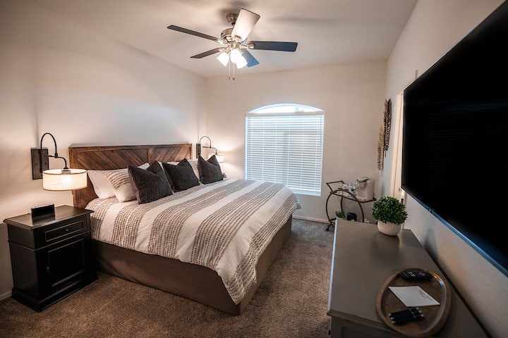 第二间可爱的套房，配备55英寸4K电视，可播放您最喜爱的电影、加大双人床和您自己的咖啡吧。