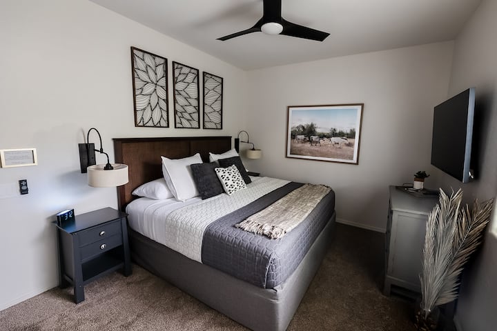 大厅卧室配有一张舒适的加大双人床、可从床上播放的55英寸4K电视，以及您自己的咖啡吧。