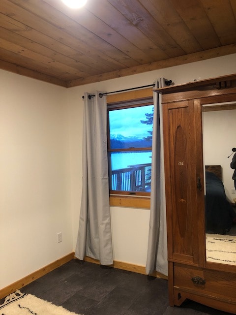 El dormitorio principal incluye cama tamaño queen y vistas al lago