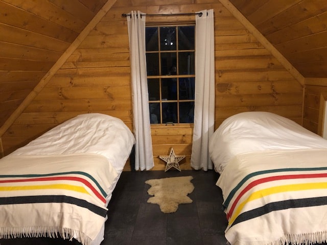 El dormitorio de arriba tiene capacidad para seis personas. El dormitorio tiene cuatro camas individuales y una cama tamaño queen.