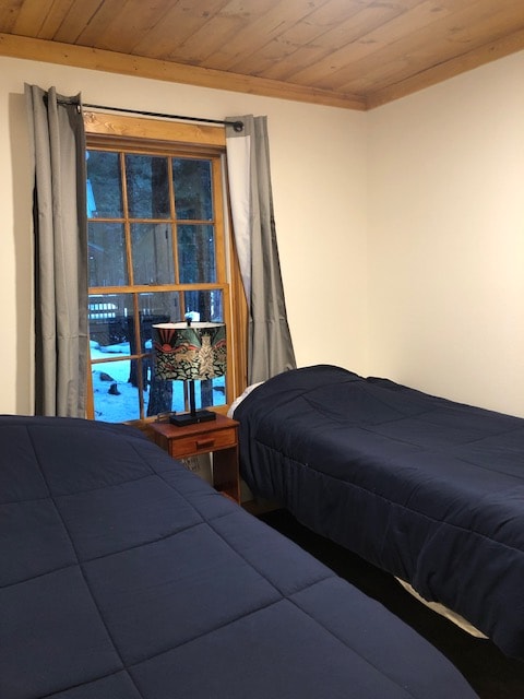 El dormitorio de invitados (abajo) tiene dos camas XLTwin y armario.