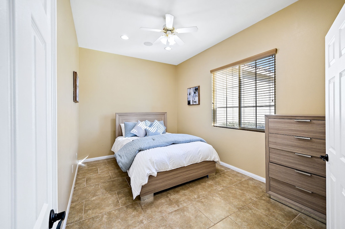 مرتبة كوين مريحة وفاخرة في غرفة نوم الضيوف رقم1 ستجعلك تنام على السحب