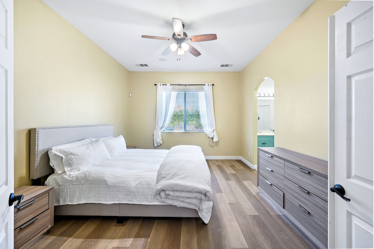 النوم مثل أحد أفراد العائلة المالكين على السرير بحجم كينغ الموجود في غرفة النوم الرئيسية التي تحتوي على حمام داخلي.