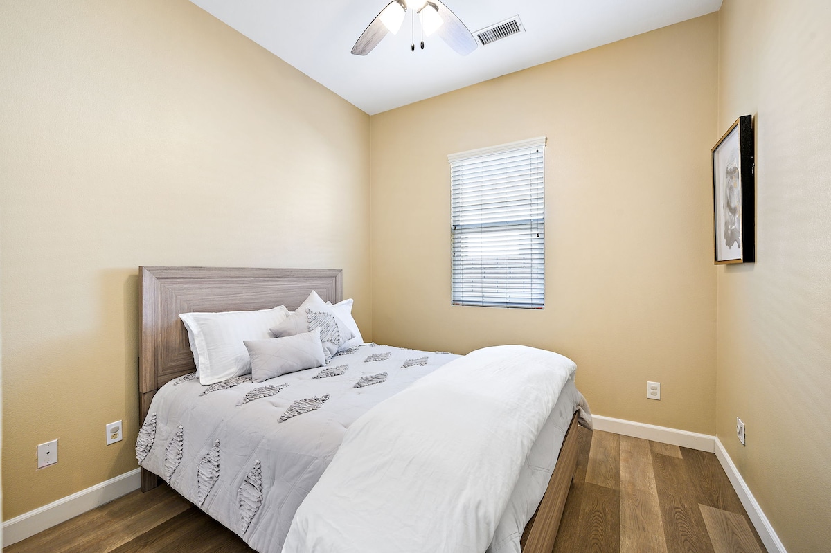 – أغطية وملاءات عالية الجودة ووسائد كافية لبدء حرب وسادات صغيرة في انتظارك في غرفة نوم الضيوف رقم2.