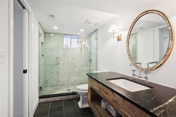 Charming Highlands Bungalow, Walk to Restaurants gallery image 5