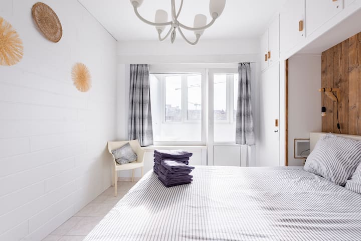 Hlavná spálňa s výhľadom na vnútornú terasu 