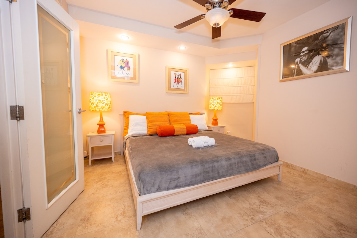 middle bedroom, king size bed