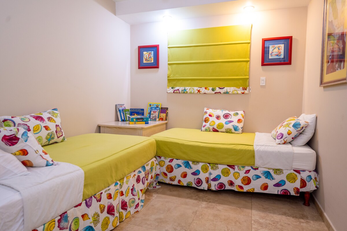 bedroom with 2 single beds ( can be put together)