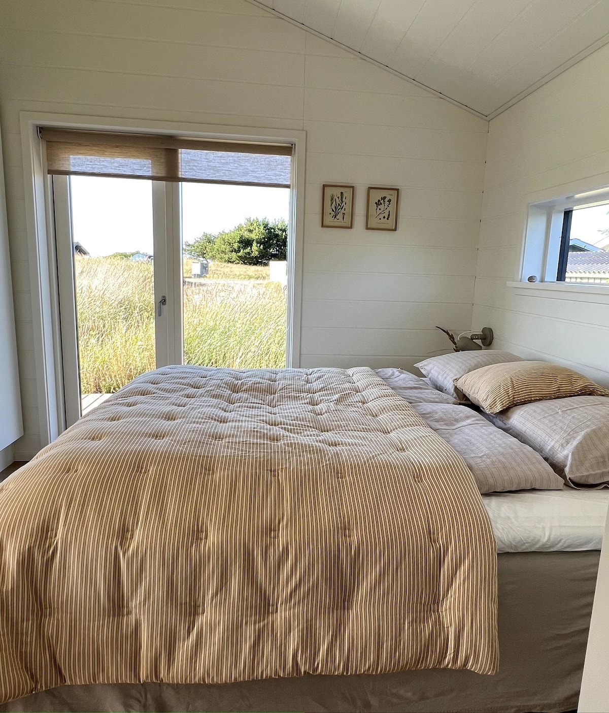 غرفة نوم بسرير مزدوج. تواجه هذه الغرفة الشمال وتتمتع بإمكانية الوصول المباشر إلى الحمام الرئيسي.