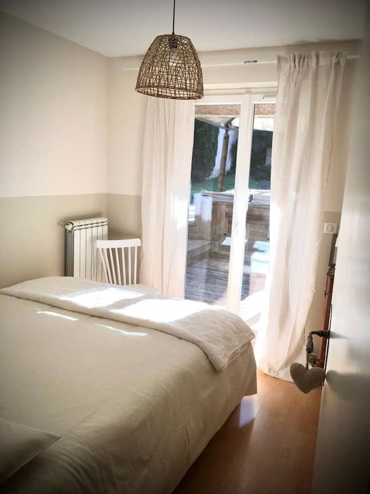 庭にアクセスできる下の寝室