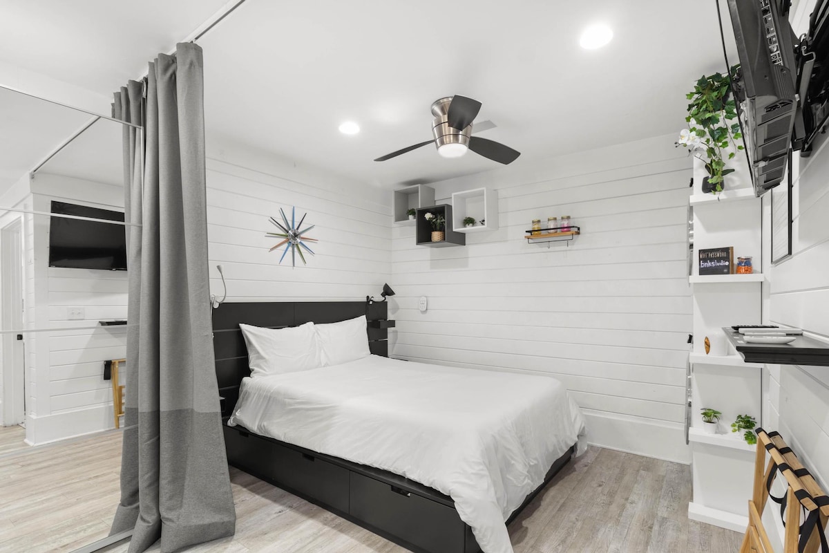 Chumba cha kulala kilicho na pazia la kuzuia mwanga na taa za kusomea za mtu binafsi.