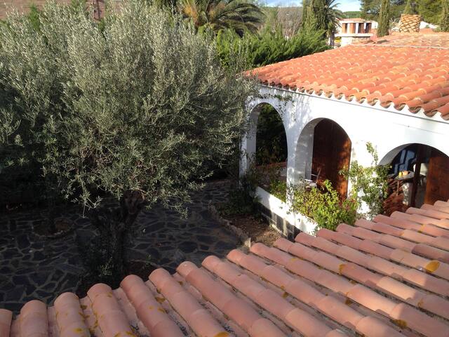 Large exclusive house with private garden and pool gallery image 5