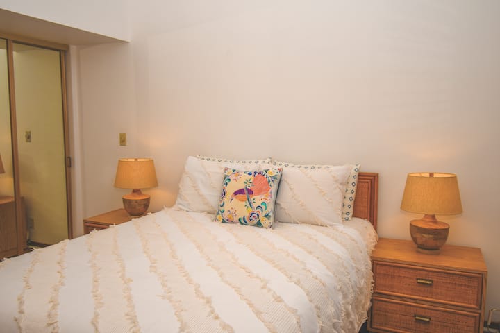 Მოიწყვეთ წიგნი ან დაესწარით საღამოს შოუს! დატკბით საძინებლის სიმშვიდით.