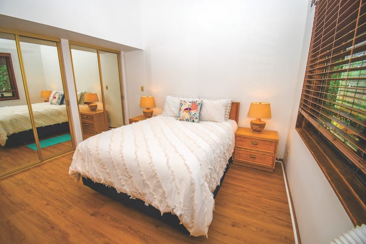 Დატკბით მზის ამოსვლით ჰალი 'აკალა საძინებლის ფანჯრიდან!