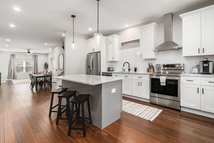 10 Min To OSU Stadium~Upscale Urban Home~Garage gallery image 5