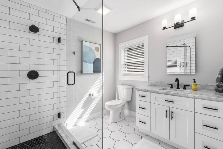 10 Min To OSU Stadium~Upscale Urban Home~Garage gallery image 2