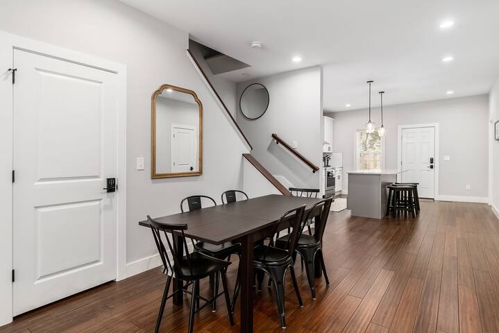 10 Min To OSU Stadium~Upscale Urban Home~Garage gallery image 4