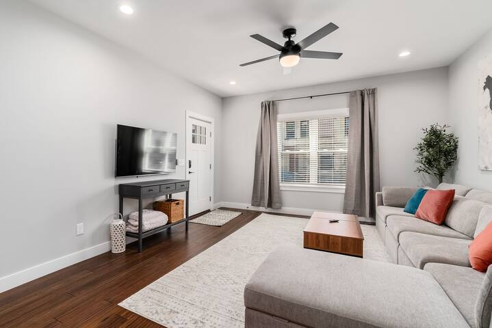 10 Min To OSU Stadium~Upscale Urban Home~Garage gallery image 3